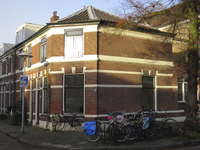 908712 Gezicht op het winkelhoekpand Bollenhofsestraat 84 te Utrecht, met rechts de Goedestraat.N.B. bouwjaar: ...